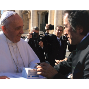 Immun'Âge handed to Pope Francis